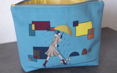 « La trousse de toilette bleue imprimée »