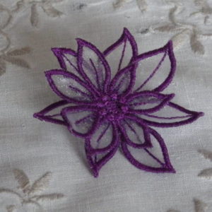 Broche fleur violette